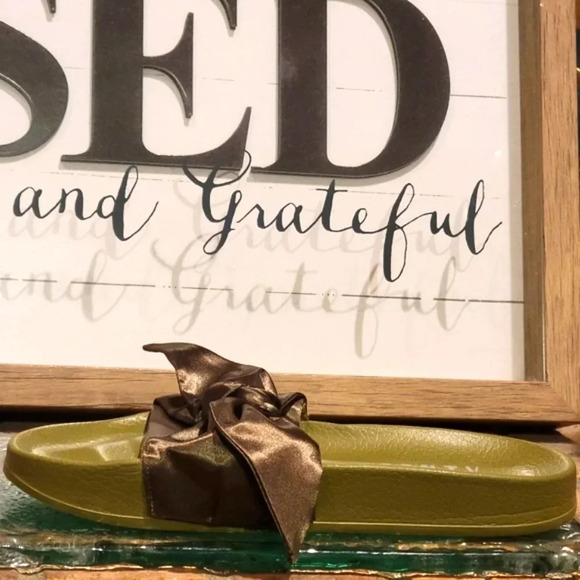 PUMA Fenty x Bow Slide 'Olive' Wmns  Sz 8.5 #365774-01 - Picture 5 of 12